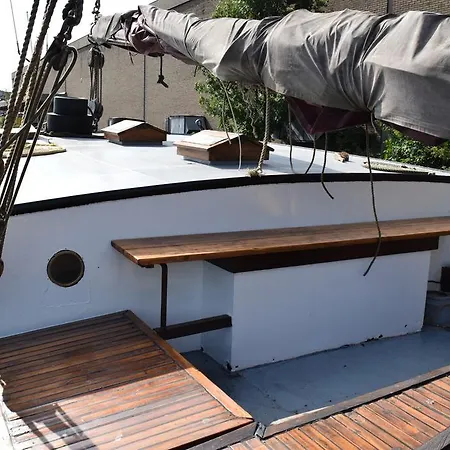 Hotel na wodzie Boat-apartment Fokkelina Rotterdam